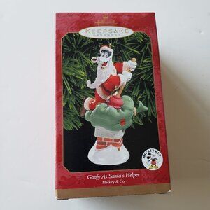 Hallmark Keepsake Ornament - 1999 Goofy As Santa's Helper
